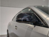 【BMWミラー】視認性の高いスタイリッシュなミラー。自動防眩機能も付いており夜間のドライビングをサポートします。