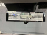 車両後方のカメラ映像をミラー面に投影します。社内の状況や天候に左右されずいつでもクリアな後方視界が得られます。