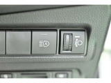 オートマチックハイビームとは、先行車や対向車のライトを認識し、ハイビームとロービームを自動で切り替える機能です。夜道の視界を確保します。詳細は販売店スタッフまでおたずねください。