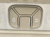 【両側スライドドア】駐車場で隣の車との間隔が狭く乗りにくい時、スライドドアなら安心!ドアオープン時も幅を取らず、開口部が広いので乗り降りがとっても簡単です。大きな荷物の出し入れも後席から可能♪