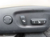 運転する時はドライビングポジションが気になりますよね。パワーシートで座席位置の微調整もしっかりできます。高級感がある装備としても人気があります。