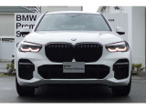 BMWの代名詞の【キドニーグリル】グリルが腎臓のように見えるので【キドニー】と呼ばれるようになりました。一目見ただけでBMWであると認識できる確固たるアイコンとして存在感を放ちます。