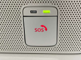 <SOSコール>事故や急病時などに、ボタンひとつで専門のオペレーターに接続。警察や消防への連携をサポートします。別途申込が必要です。