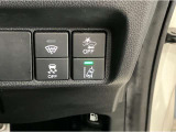 【LKAS】車線の中央付近を維持するようハンドル操作を支援する機能。車線をはみ出しそうな場合も警告音と共にハンドルが正常な位置に戻ろうとします。