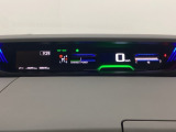 中央にデジタル表示のスピードメーターを配したハイブリット専用メーターになっています。左側のインフォメーション画面で燃費などの情報を確認できます。