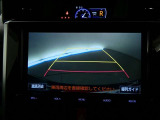 バックガイドモニター付き。車両後方の映像をナビ画面に表示し、駐車などの後退操作をサポートします。