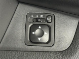 【電動格納ドアミラー】狭路の通行時や狭い場所に停車させるときに活躍する装備ですね。ボタン一つでドアミラーが格納されます。