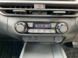 「オートエアコン」付き一年中快適な室内を提供!車内温度を設定すると、風量を自動で調節してくれます。さらに前席シートヒーターつき(^^)/