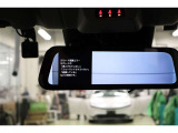 電子インナーミラー型ドラレコ(前・後方カメラ)搭載。前方・後方の2つのカメラで常時同時録画。万が一の場合、責任の所在を明確にできますし、後方からの煽り運転に遭遇した場合でも記録が残ります。