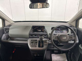 フロントガラスも広く、開放的な運転席周りとなっております♪