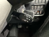 クルーズコントロール機能が付いています。 速度を設定するとアクセルを踏まなくても一定の速度で走ることができます。  高速道路ではとても便利な装置なんです。
