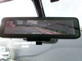 スマートルームミラー、後方がカメラの映像で見れるので視界くっきり、車内に障害物があっても関係ありません。普通のバックミラーとも切りかえが出来ます。