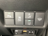 Hondaセンシング用の、VSA(ABS+TCS+横滑り抑制)解除と路外逸脱抑制機能のオンオフスイッチなどはハンドルの右側に装備しています。