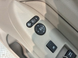 狭い駐車場で便利な電動格納ドアミラーが付いています。