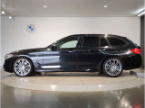 【拘りのFR】BMWが多く採用するFR車。ダイレクトでスポーティな加速感・シャープなハンドリングを実現。縦置きエンジンレイアウトにより、フラットで上質な乗り味です。