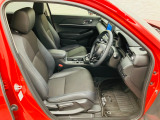 操作性に優れた運転席となります!小物入れや各ボタンの配置にこだわり、使いやすいです!座り心地もよく視認性も良好なのでロングドライブもお任せ下さい!