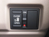 狭い駐車場や壁際でもドアをぶつける心配が少なく開けられる両側スライドドアです。助手席側は電動で、開閉操作も楽々です!