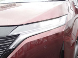 【アダプティブLEDヘッドライト】夜間走行時対向車を感知し、対向車がいるところだけ自動でハイビームの切り替えをしてくれるので、良好な視界を確保し安心して運転できます☆