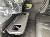 【シートバックテーブル】席背面には格納式のテーブルを装備。ちょっとした荷物が掛けられて便利なコンビニフック付です!