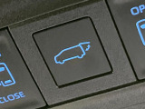 【パワーバックドア】スマートキーや運転席のボタンを押すだけでリアゲートが自動で開閉します!荷物を持っている時や、高い位置にあるバックドアを閉める際に便利な機能です♪