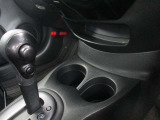 乗車中にホッと一息、ドリンクホルダーもありますよ!ドリンクだけでなく小物類も収納できますよ