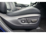 運転席にはパワーシートが付いております。パワーシートは指先1つで操作出来るためチカラの弱い女性の方でもシートに座ったまま操作出来ます♪