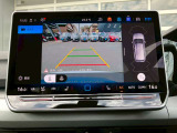 ギアをバックに入れると自動的に車両の後方の映像を映し出します。車庫入れや縦列駐車を行う際に役に立つガイドラインが表示され運転をサポートしてくれます。