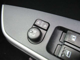 駐車時や狭い道でのすれ違い時に気を使うミラー。電動格納式ドアミラーはそんな時に便利です。