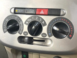 寒い冬も暑い夏も全席に快適な空調を届けてくれる、ダイヤル式エアコンを装備♪