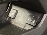 専用のケーブルを繋げばスマホのミラーリングが可能です。車内モニターでYouTubeを視聴することも出来ますよ♪