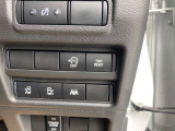 アイドリングストップ。停車時にブレーキを踏むだけでエンジンがストップ。さらに、発進時にはブレーキから足を離すだけでエンジンを始動します燃費を向上させます。ON/OFFスイッチにより切り替える事も可能です。