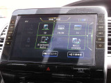 純正大型ナビはナビゲーション+AV 2画面表示、地デジTV、AM/FM、Bluetooth Audio、SDカード、DVD再生、CD再生/CD録音、ハンズフリー、スマホ連携、NissanConnect サービス対応の高性能モデルです。