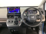 【ハンドル】運転にかかわる様々な操作を安全に行えるように視点移動が少なく操作性に配慮されたスイッチ類が凝縮されたコックピットです。