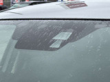【i-ACTIVESENSE】走行中に前方の車両等を認識し、衝突しそうな時は警報とブレーキで衝突回避と被害軽減をアシスト。より安全にドライブをお楽しみいただけます。