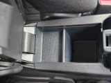 肘置きを兼ねた、深さがあり手荷物をすっきりと収容できる空間です。車内の美観をスマートに保つのに重宝します。