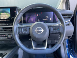 右、高速道路でアクセル、ブレーキ、ステアリングをサポートするプロパイロットの操作スイッチ。左、ナビ、メーターパネル内を操作するスイッチ。