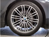 【BMWアロイホイル】軽量かつ強度に拘ったアロイホイル。走行性能ポテンシャルを引き出す設計。車の足元を引き締めてくれる大きなポイントはアロイホイルです。