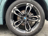 【BMWアロイホイル】軽量かつ強度に拘ったアロイホイル。走行性能ポテンシャルを引き出す設計。車の足元を引き締めてくれる大きなポイントはアロイホイルです。