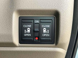押すだけで、運転席から降りずにスライドドアを電動で開閉できます。