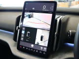 これまでのボルボではバックカメラと360&deg;カメラの切り替え式でしたが、EX30ではディスプレイの広さを活かして同時表示されます