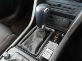 【オートブレーキホールド】停車中にブレーキペダルから足を放しても、ブレーキを自動的に制御して、車両の停車状態を保持する機能です。信号待ちなどの停車時に運転者の負担を軽減します。