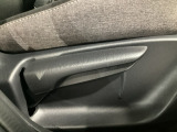 運転席にはドライバーの体型や好みに応じて前後方向だけでなく、高さの調整ができるシートリフターを装備!