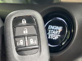 【Hondaスマートキー】カバンやポケットに入れたままでもドアの施錠・解錠が可能なスマートキーを装備。エンジンのオン・オフ時もカギを取り出す必要が無いからとっても便利です♪