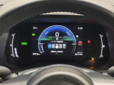 【メーター】メーターがすべて液晶画面で表示。クルマのスピードなど重要な情報の視認性はそのままに、非常にたくさんの情報が表示可能。最新の車両にふさわしい近未来的な印象を受けますね!安全機能の設定も可能。