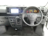 運転席からの視界はこんな感じです☆お気軽にご来店いただき、実際に座って是非お確かめください。ドライバーに寄り添う快適な操作フィールをもたらすステアリングです。