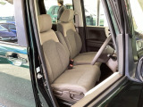 【ベンチシート】運転席と助手席の移動もスムーズ!狭い駐車場での乗り降りや、お子様の乗り降りにも便利です。座席の間にコンソールボックスやドリンクホルダーがないため、車内空間が広く感じます。