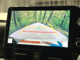【バックカメラ】駐車時に後方がリアルタイム映像で確認できます。大型商業施設や立体駐車場での駐車時や、夜間のバック時に大活躍!運転スキルに関わらず、今や必須となった装備のひとつです!