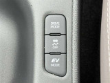 EVドライブモードで、エンジン音や排気ガスを気にすることなく走れます。早朝・深夜や屋内の駐車場などで重宝しますよ♪