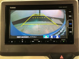 リバースギアに入れるだけで後方の表示へ切り替わります。夜間や雨の日の駐車も楽になりますよ。