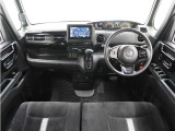 ◆視界広々で非常に運転しやすくロングドライブでも疲れを感じさせないすっきりとまとまったインパネ周りです。